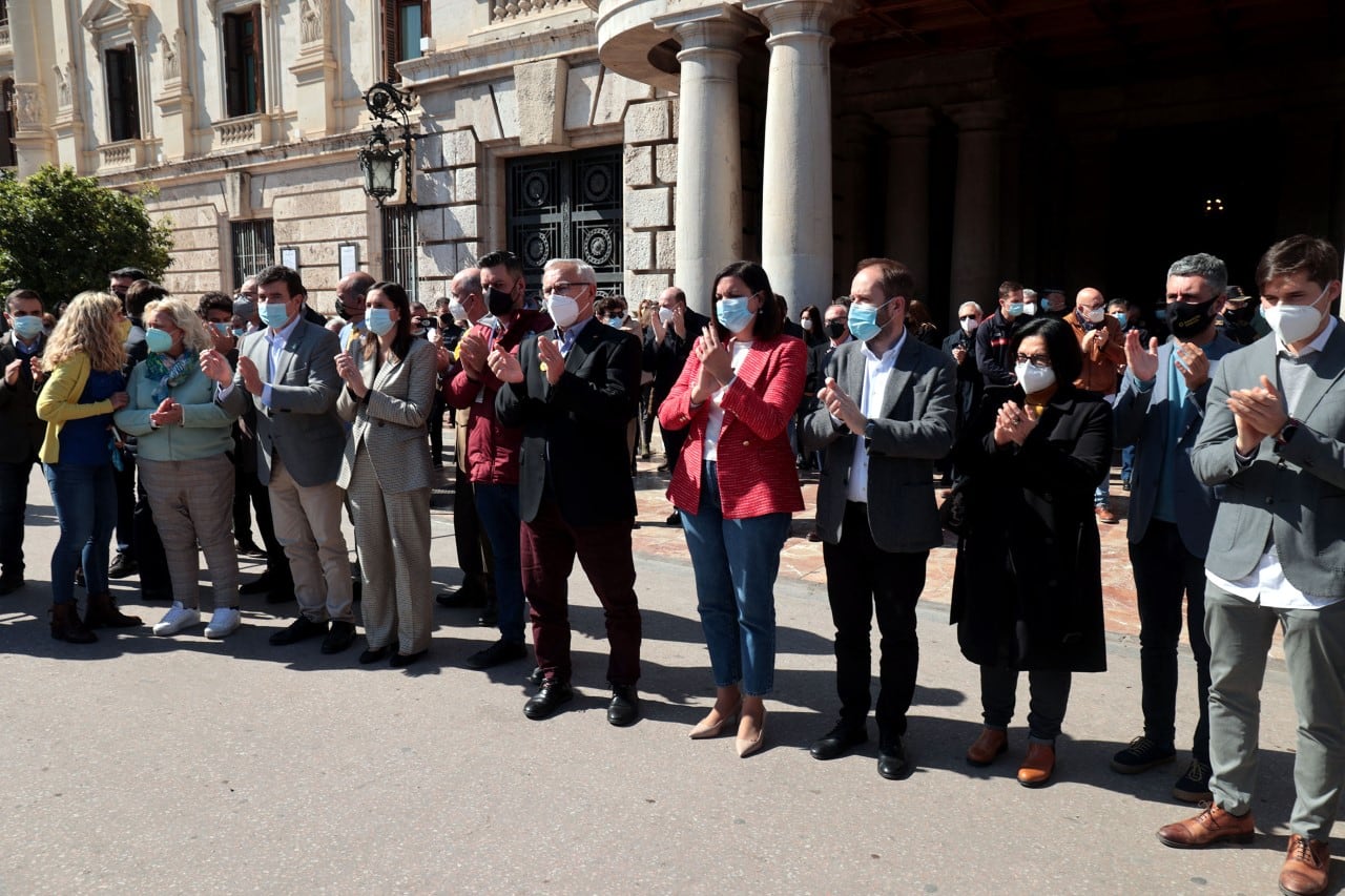 El pleno de València al completo celebra una concentración silenciosa por Ucrania. Fuente: gabinete de prensa Ayuntamiento.