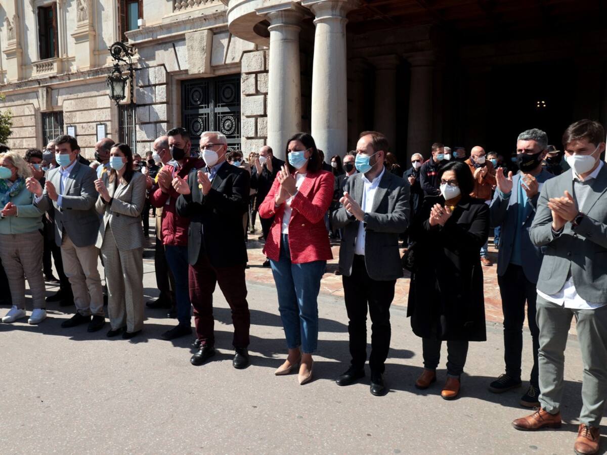 La corporación municipal de València se concentra por Ucrania