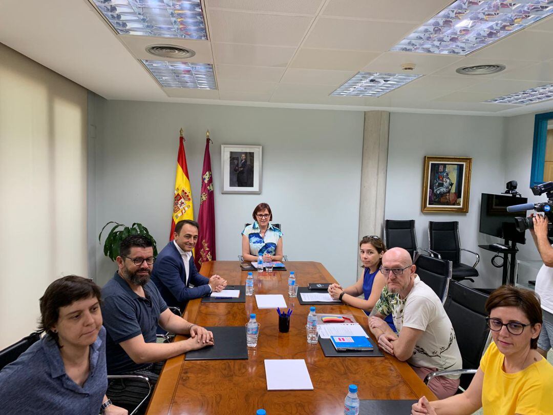 La vicepresidenta regional y consejera de Igualdad, Familias y LGTBI, Isabel Franco junto a los colectivos momentos antes de empezar su reunión