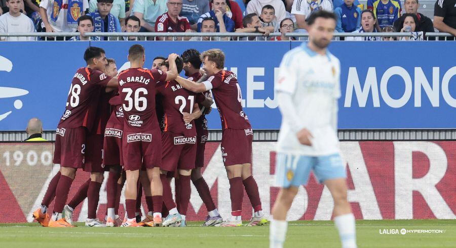 Los futbolistas de la Cultural Leonesa celebra uno de los cinco goles que marcó en el Ibercaja Estadio