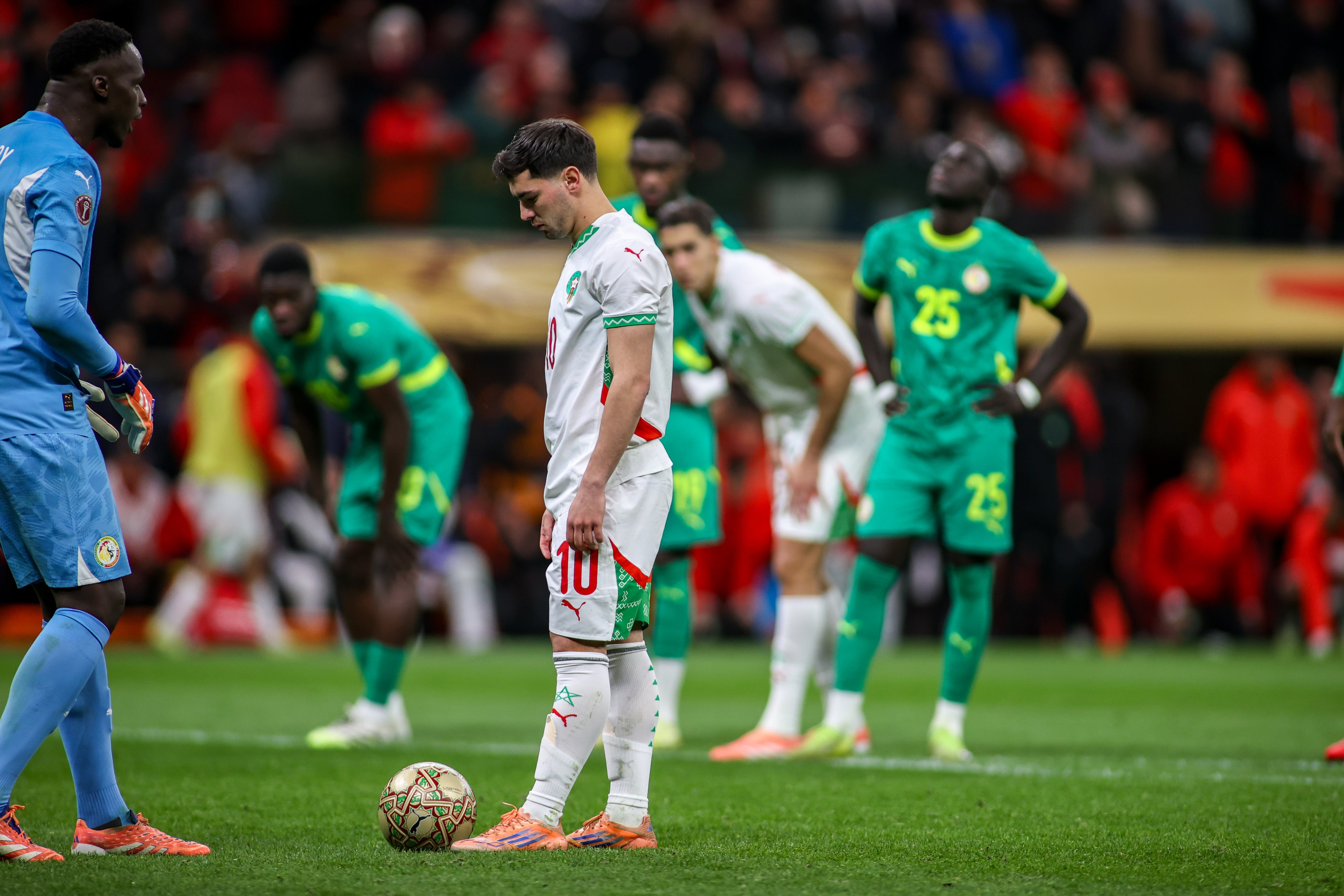 Brahim Díaz se dispone a lanzar el polémico penalti del Marruecos-Senegal