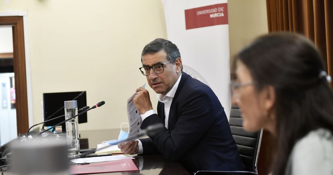 El rector de la UMU, José Luján, durante la presentación de las medidas académicas, sociales y económicas puestas en marcha para ayudar a los estudiantes por el impacto de la crisis sanitaria