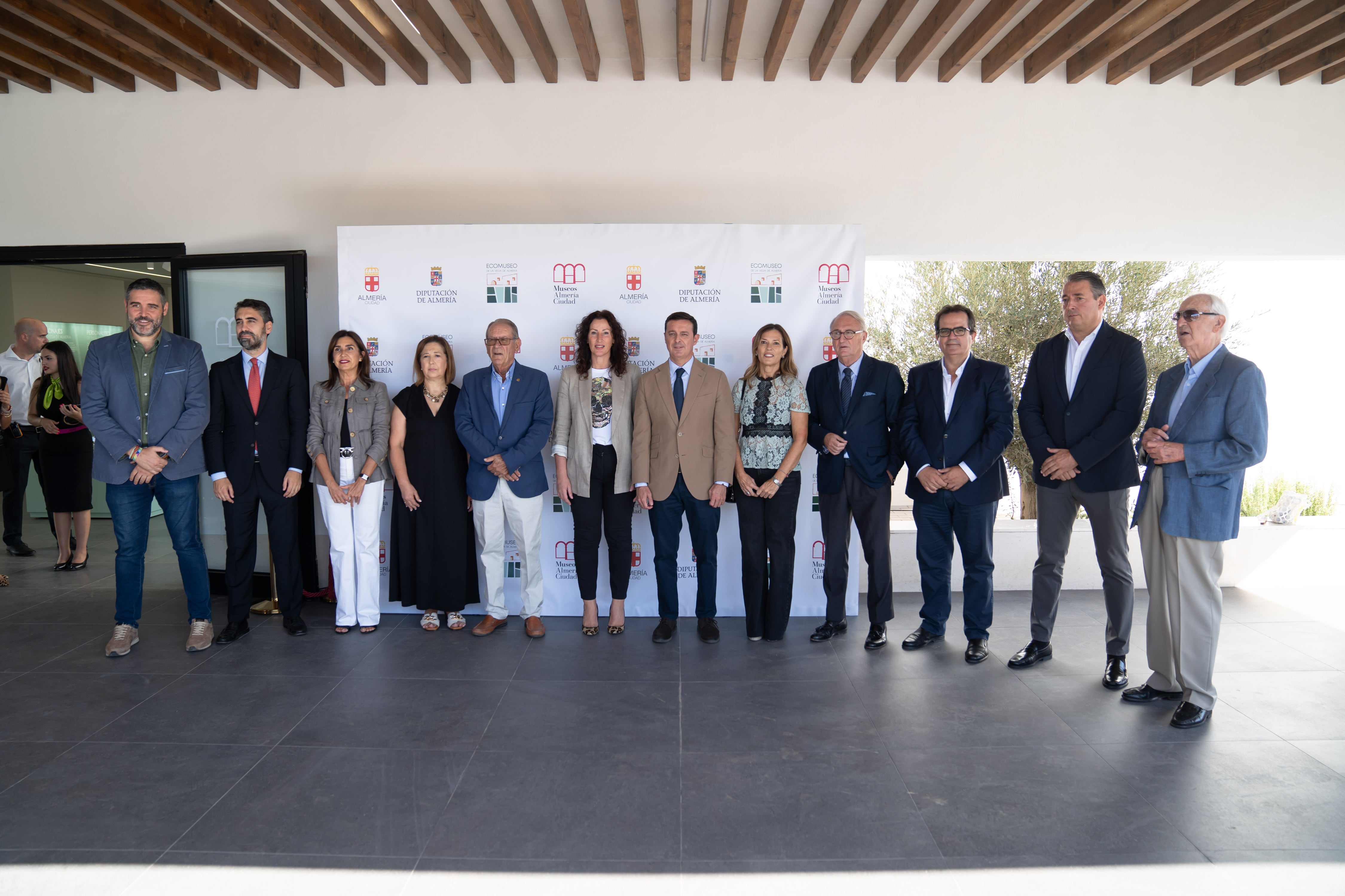 El presidente de la Diputación, Javier A. García, y la alcaldesa deAlmería, María Vázquez, inauguran este espacio que realiza un viaje
por los orígenes de la Vega de Almería.