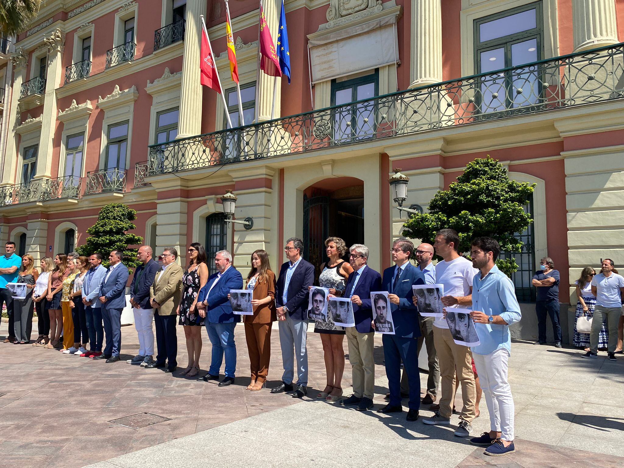 Los concejales y cargos del PP de Murcia han exhibido fotografías con la imagen de Miguel Ángel Blanco en el 25 aniversario de su asesinato. @PopularesMurcia