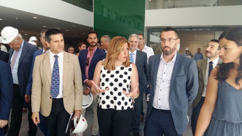 Susana Díaz, presidenta de la Junta de Andalucía, junto al alcalde de La Línea, Juan Franco, durante la visita de ambos al nuevo hospital de dicha localidad.