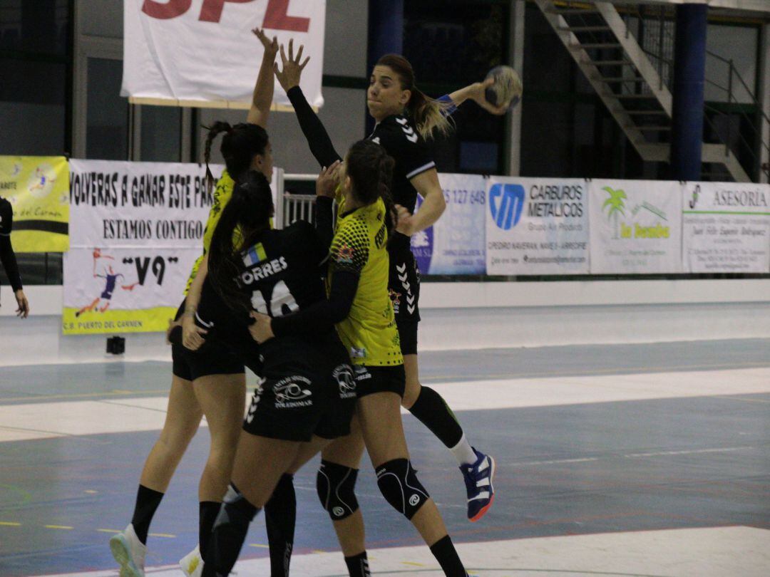 Una jugada del derbi entre el CB Lanzarote Puerto del Carmen y el CB San José Obrero en la División de Honor Plata Femenina.