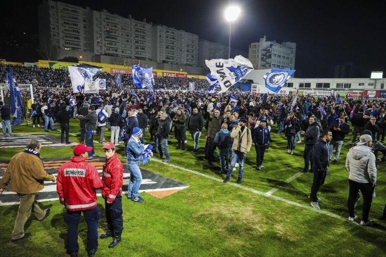 Seguidores de FC Oporto en el campo luego de dejar un muro con riesgo de colapsar durante un partido de la Primera Liga portuguesa en el estadio Antonio Coimbra da Mota en Estoril (Portugal)