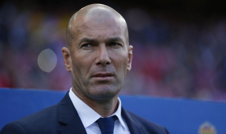 Zidane posa pensativo en el Calderón antes de empezar el partido