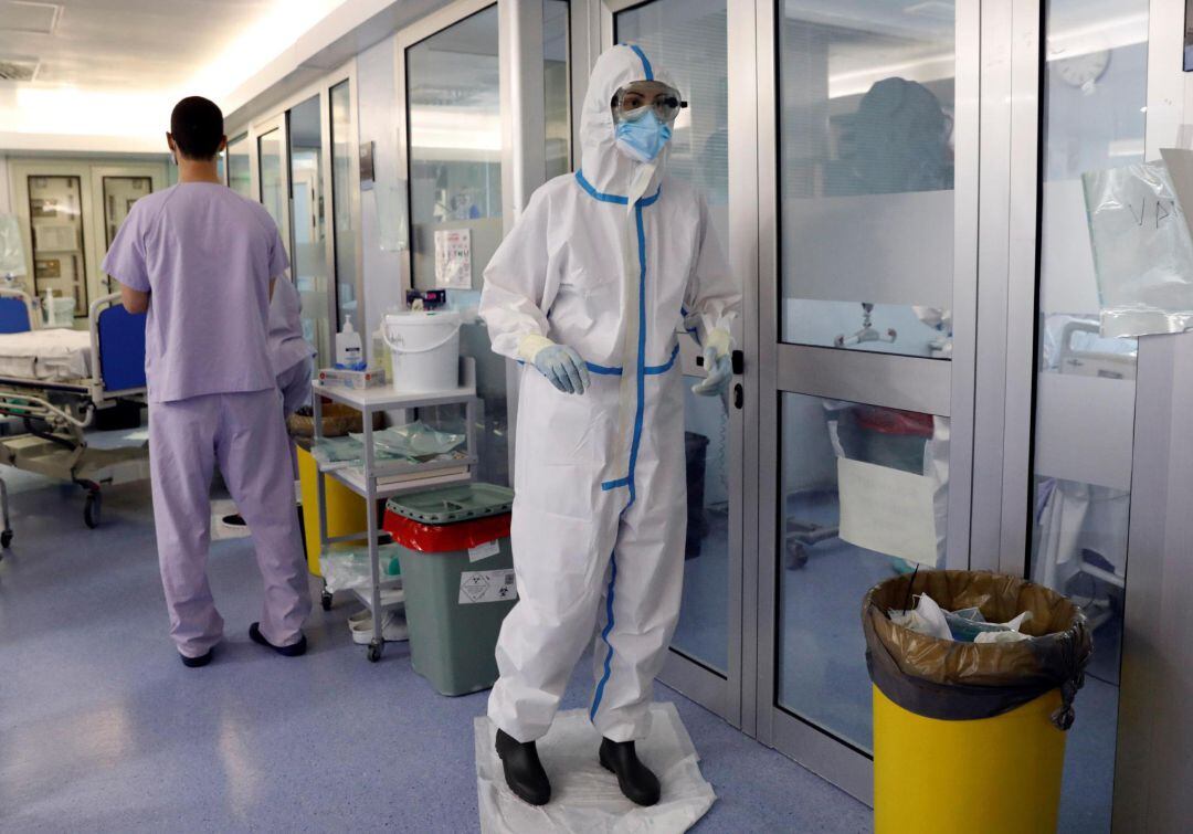 Personal sanitario de la UCI del hospital clínico de Valencia, hoy durante el trigésimo segundo día del estado de alarma 