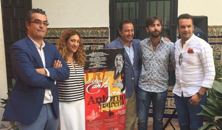 A la derecha, el cantaor jerezano Jesús Méndez, protagonista en el Festival de Cante Jondo Antonio Mairena