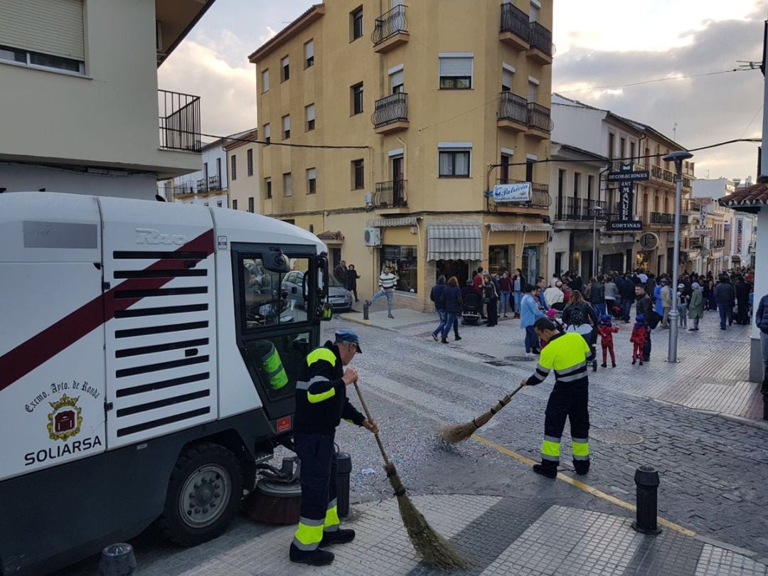 Dos operarios de Soliarsa limpian la carrera Espinel 