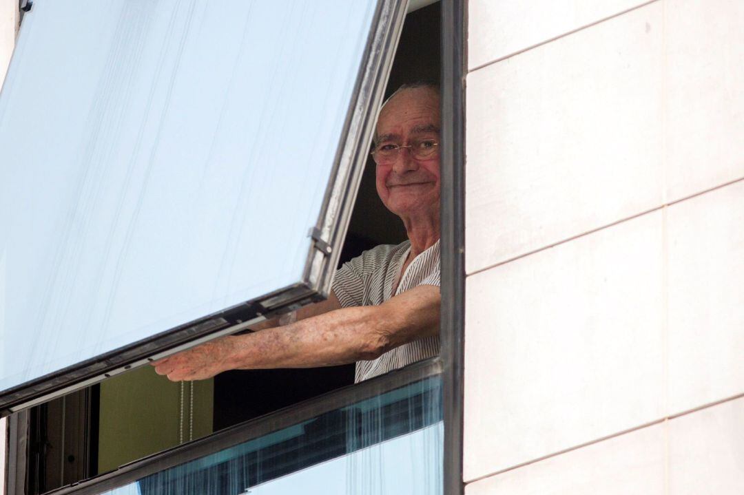 El alcalde de Málaga, Francisco de la Torre, se asoma a la ventana de su habitación del hospital CHIP de Málaga durante el homenaje al personal sanitario por su labor en la lucha contra la pandemia del coronavirus.