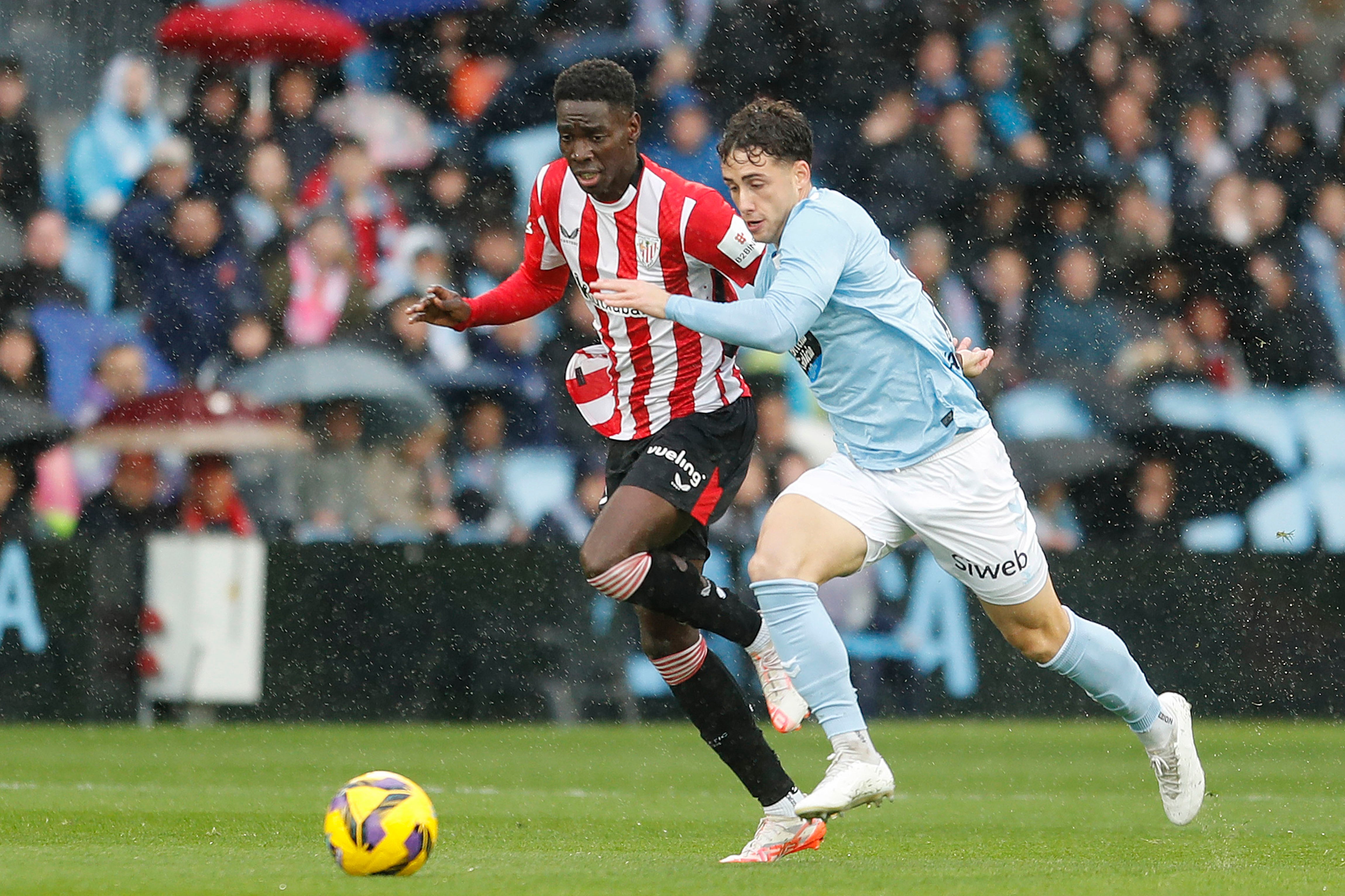 VIGO, 19/01/2025.- El jugador del Celta de Vigo Pablo Durán (d) pugna por un balón con el jugador del Athletic Club de Bilbao Adama Boiro (i) durante su partido de LaLiga EA Sports disputado este domingo en el estadio Balaidos de Vigo. EFE/ Salvador Sas
