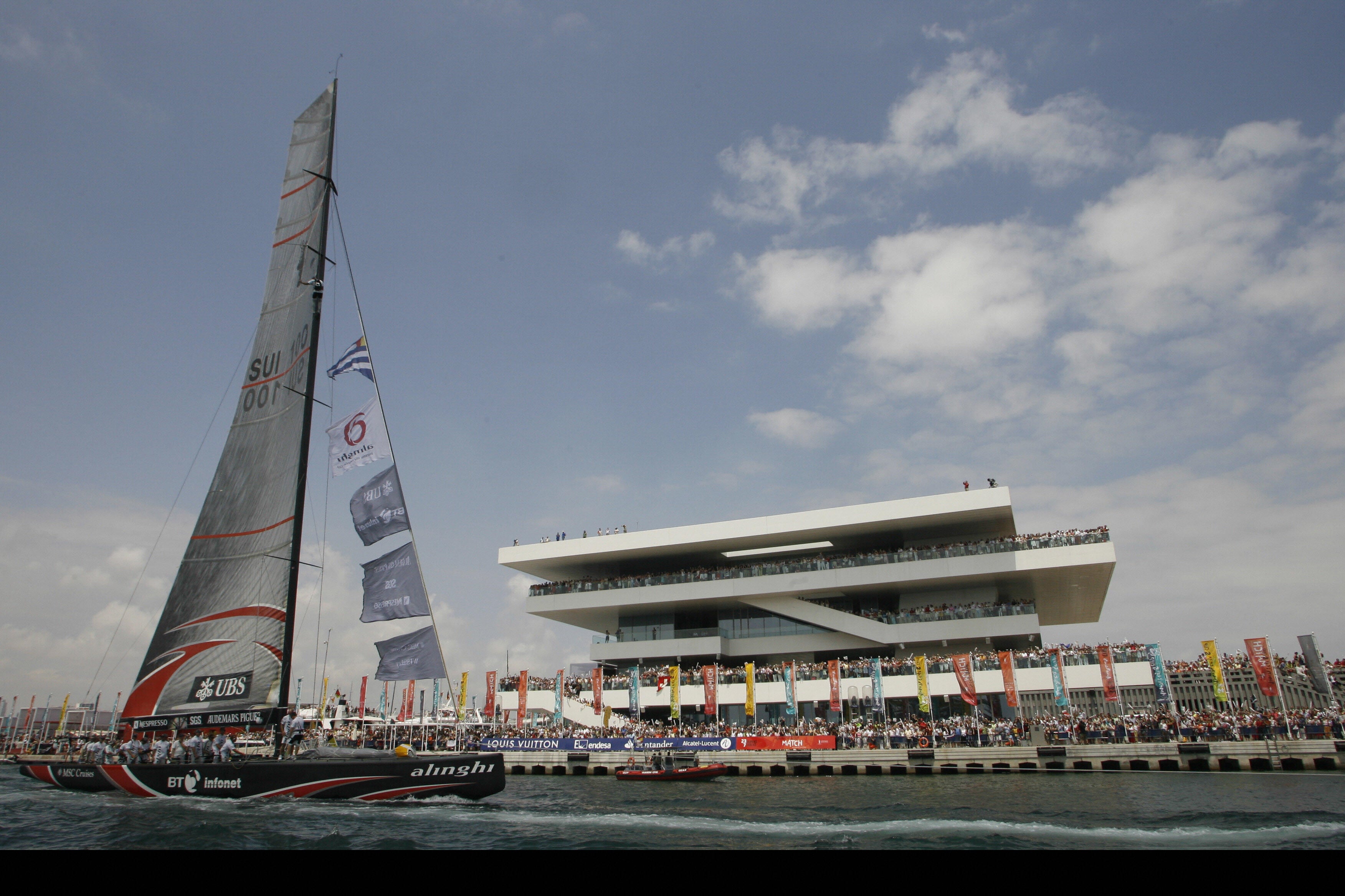 El barco suizo Alinghi abandona el puerto de la America&#039;s Cup en el primer día de carrera de la 32 edición de la Copa America de junio de 2007 en València