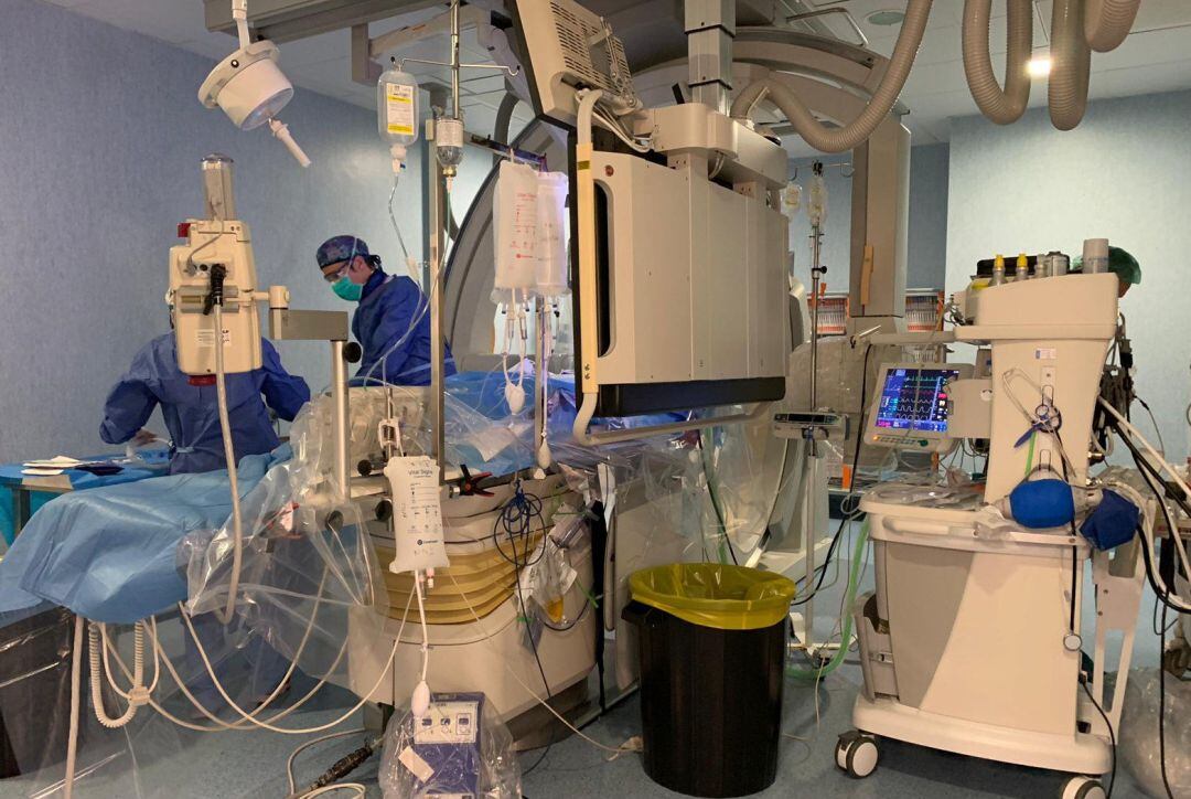 La sala de radiologia intervencionista durant la realització d&#039;una trombectomia mecànica a un pacient que havia patit un ictus isquèmic