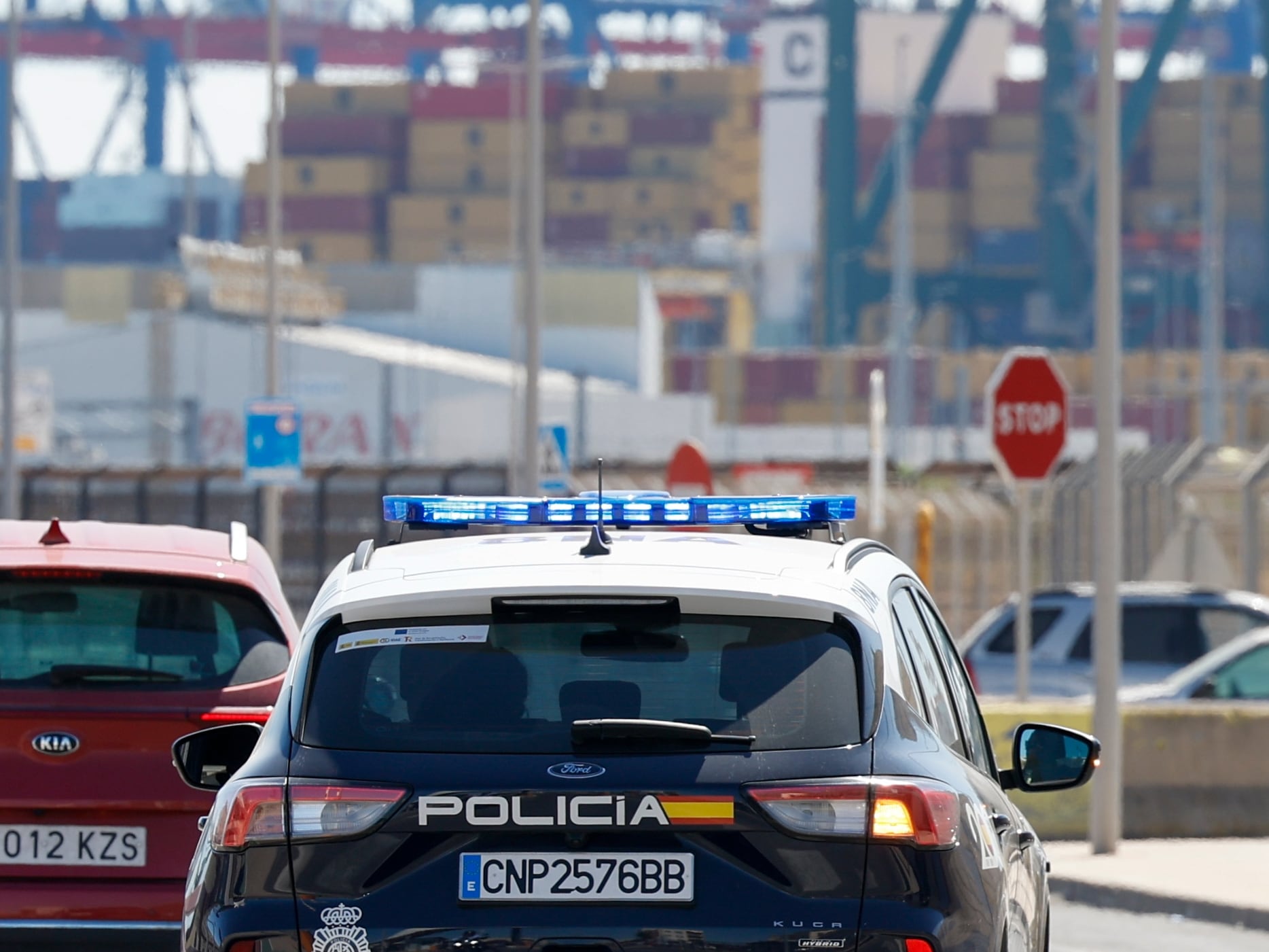 Un vehículo de la Policía Nacional accede al Puerto de Valencia este lunes en el que mantienen abierta una operación contra el narcotráfico en varios municipios de la provincia de Valencia que hasta el momento acumula más de treinta detenciones.