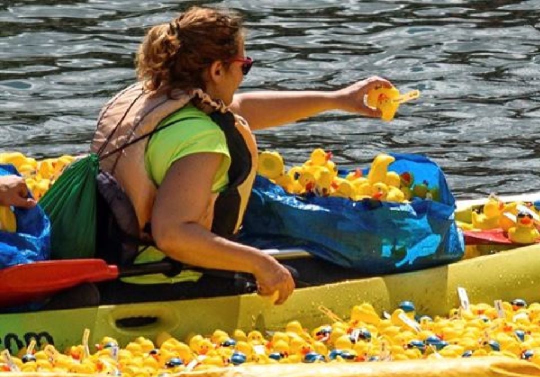 La Fundación pone a la venta boletos que corresponden a piñas de pino con geolocalizadores (en sustitución de los patos de goma) para celebrar una carrera popular por la ría de Bilbao. Los ganadores se llevan un premio, y el dinero se destina a la investigación de las enfermedades