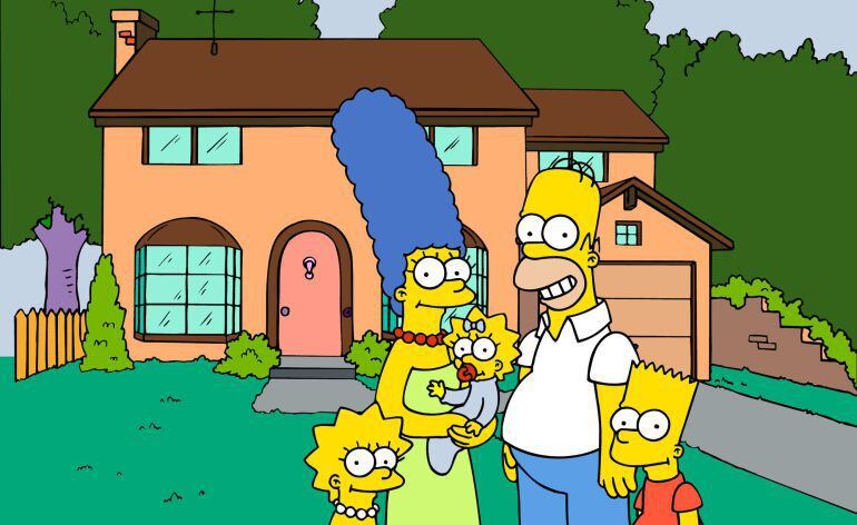 De izquierda a derecha: Lisa, Marge, Maggie, Homer y Bart Simpson frente a su casa de Springfield