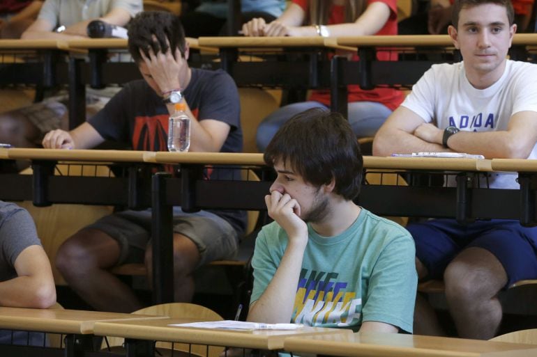 GRA018. MADRID, 09/06/2015.- Estudiantes de la Comunidad de Madrid realizan hoy las Pruebas de Acceso a la Universidad (PAU), en la Facultad de Odontología, en el Campus de Moncloa de la Universidad Complutense. EFE/Juan Carlos Hidalgo