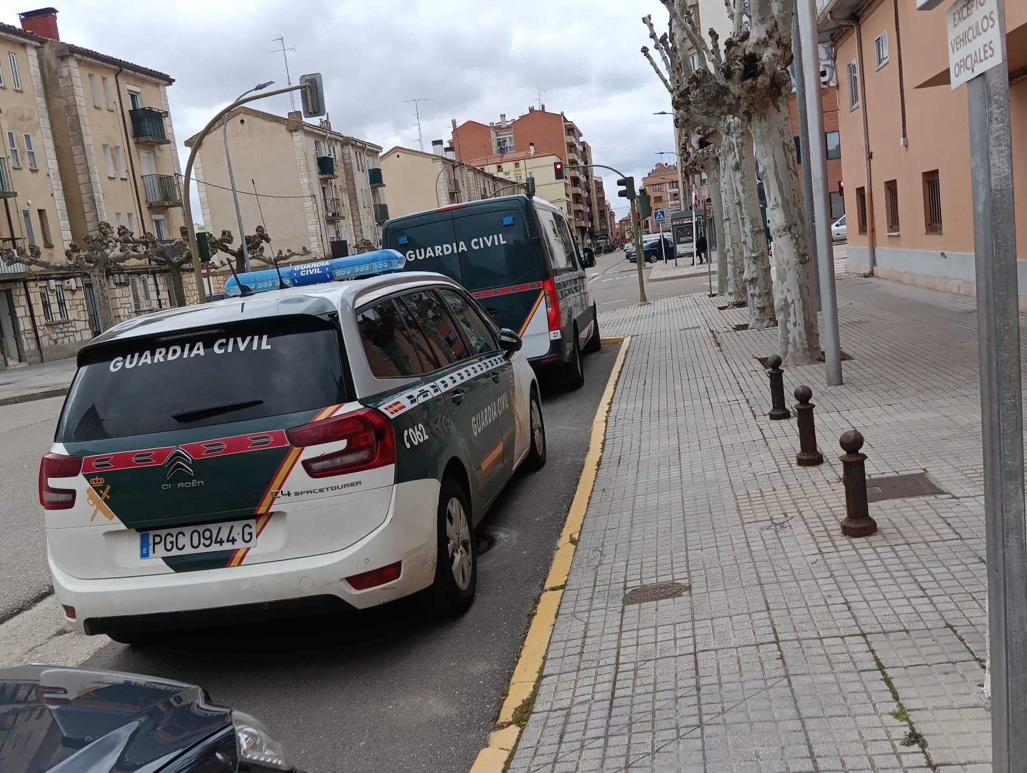 Vehículos de la Guardia Civil frente al cuartel arandino este miércoles