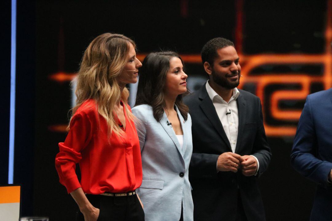 La candidata del PP, Cayetana Álvarez de Toledo; de Ciutadanos, Inés Arrimadas y de Vox, Ignacio Garriga, antes de comenzar el debate en la cadena TV3 para las elecciones del 10-N, el pasado 5 de noviembre. 