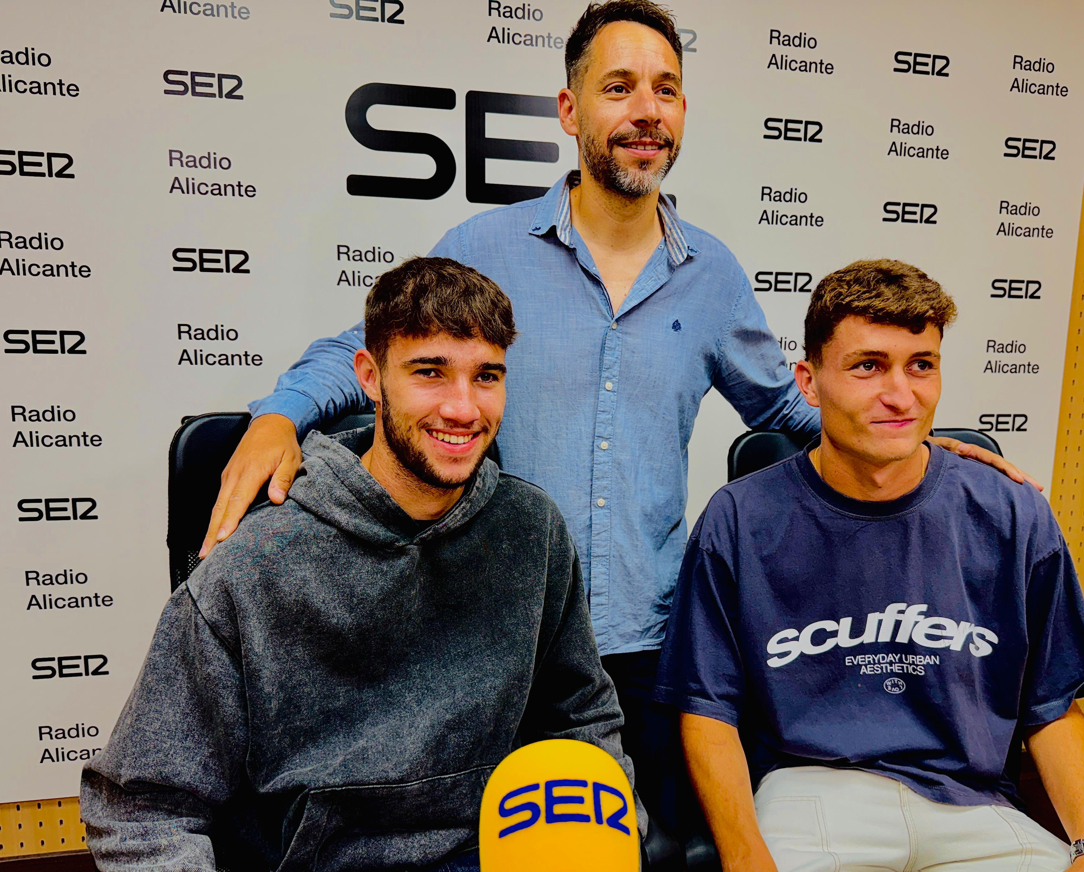 Roberto Campillo, entrenador del Hércules B, junto a Guti y Ángel, en los estudios de Radio Alicante