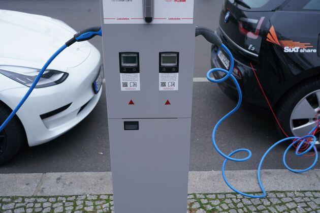 Dos coches eléctricos cargan sus baterias