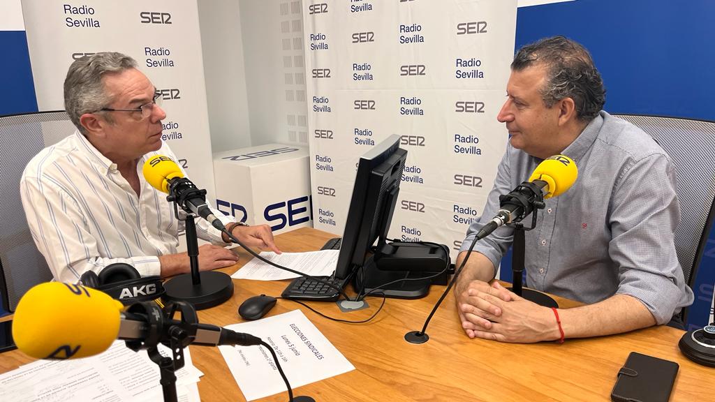 El secretario provincial del PSOE, Javier Fernández, junto a Salomón Hachuel.