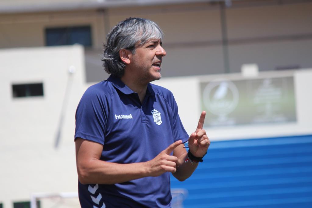 Mateo García dirigiendo un partido de la temporada recién finalizada.