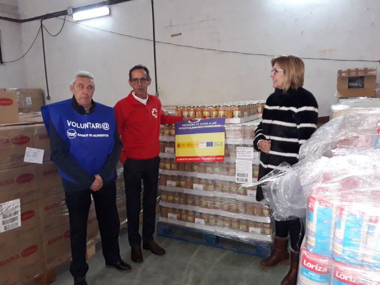 Fernando Gutierrez, presidente del Banco de Alimentos, Gonzalo González de Vega, presidente de Cruz Roja de Ávila y María Ángeles Ortega, subdelegada del Gobierno