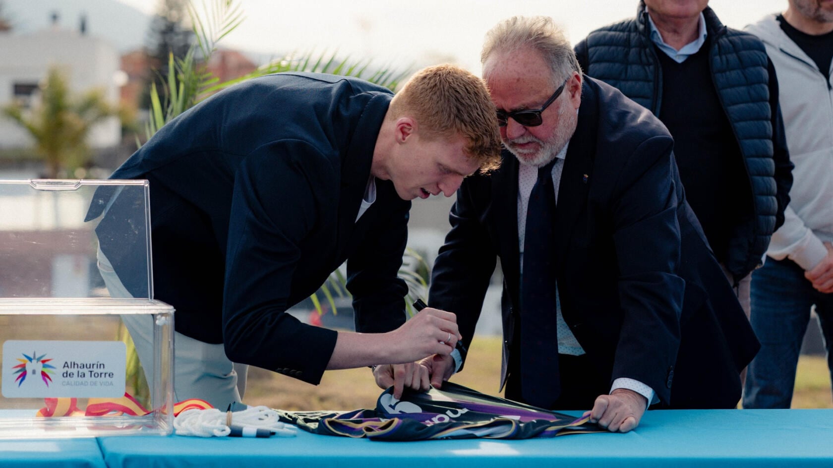 El jugador del Unicaja Alberto Díaz, en el acto del nuevo pabellón, junto al alcalde de Alhaurín de la Torre Joaquín Villanova