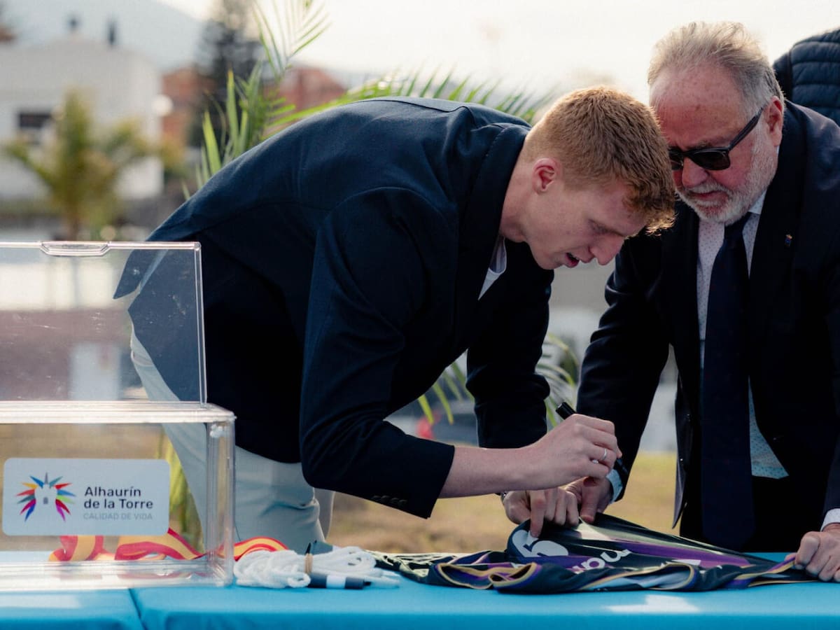 El base del Unicaja Alberto Díaz pone la primera piedra del futuro pabellón en Alhaurín de la Torre