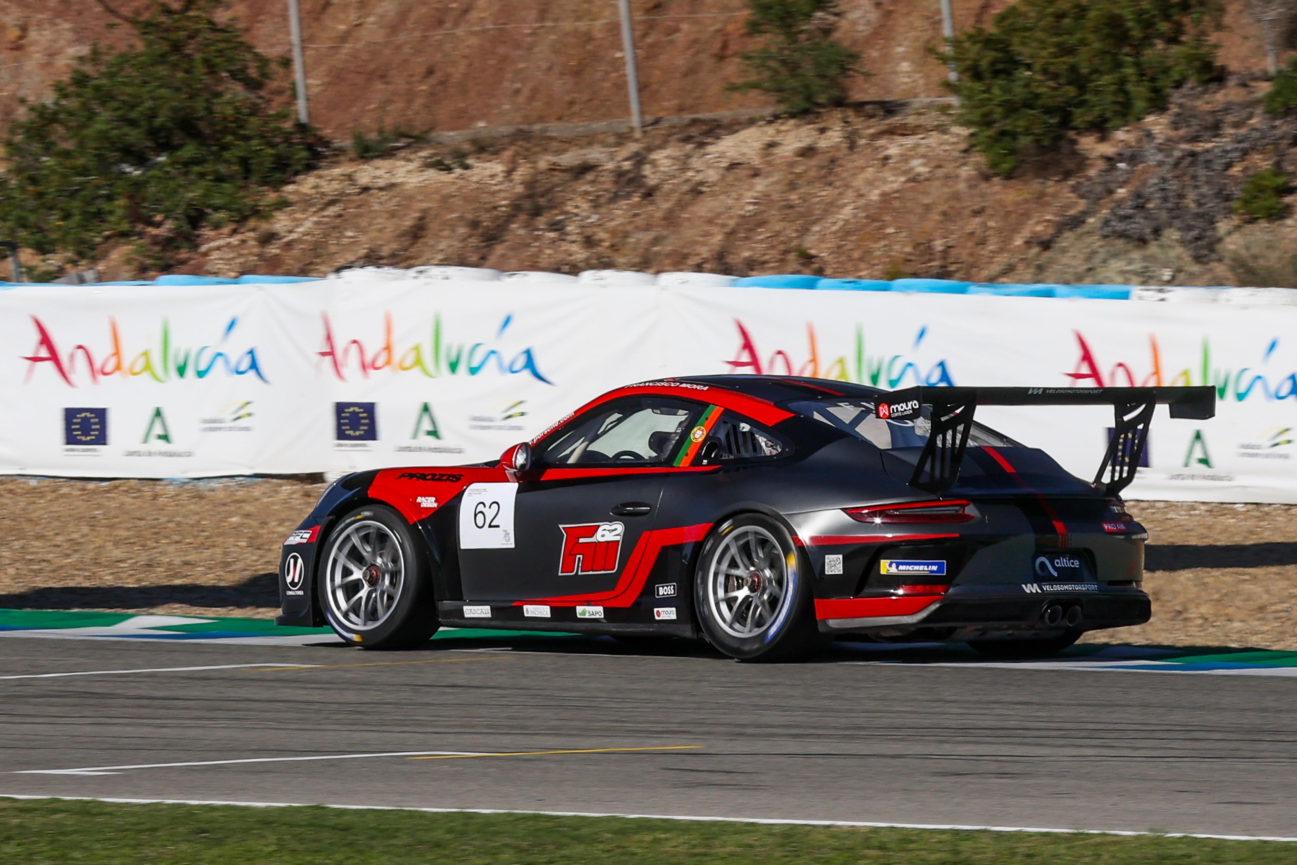 Uno de los Porsche durante la carrera del domingo