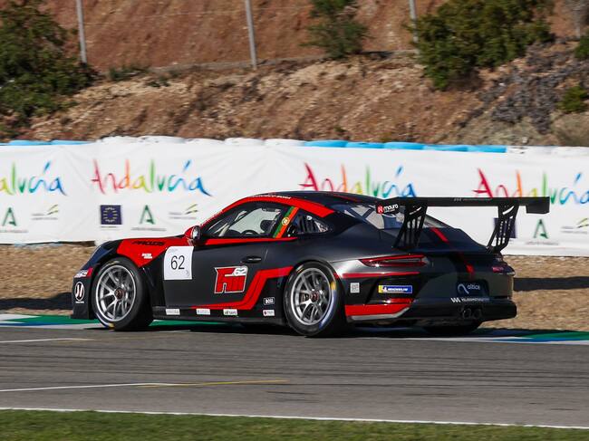 Uno de los Porsche durante la carrera del domingo