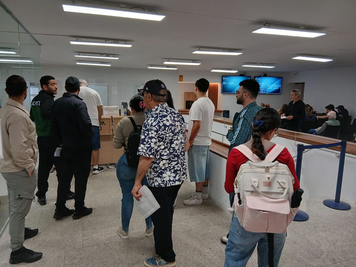 Migrantes ultiman trámites para regularizarse en Alicante: "Lo que buscamos todos es poder seguir aquí, no trabajar en negro y estudiar"