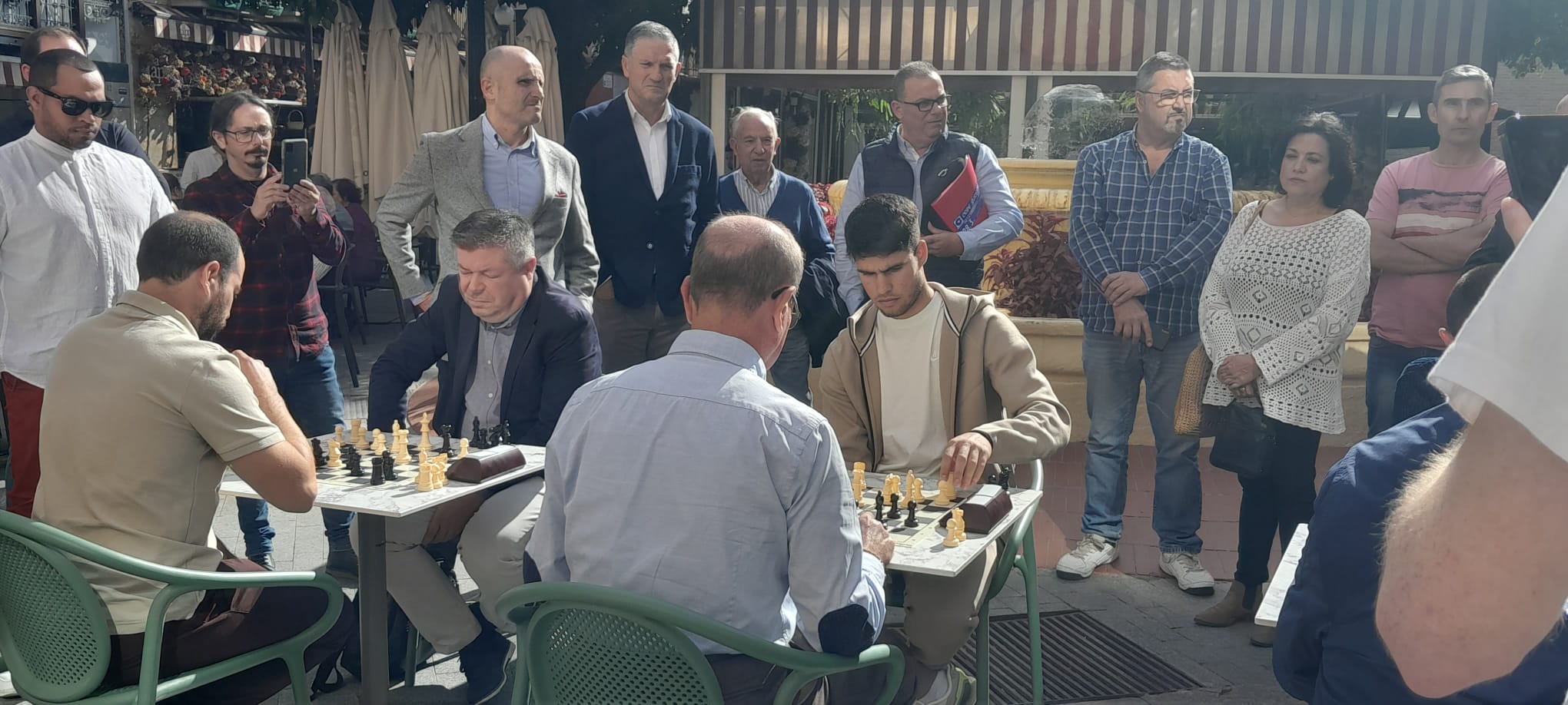 Carlos Alcaraz juega al ajedrez en la Plaza de las Flores