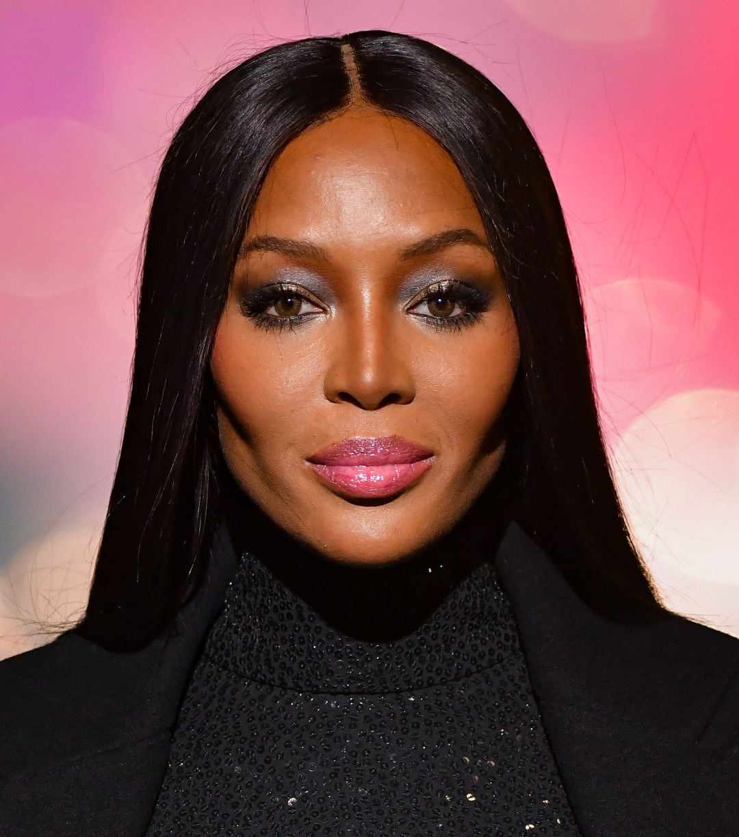 Naomi Campbell sorprende anunciando que ha sido madre por primera vez a los 50 años.