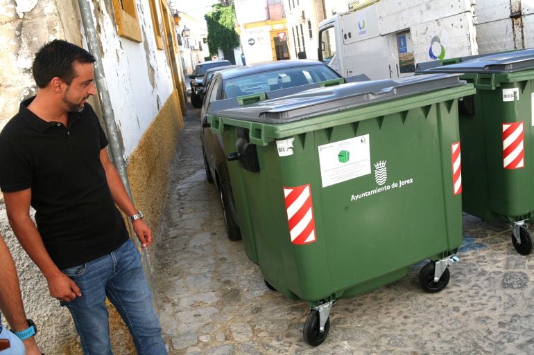 José Antonio Dïaz junto a uno de los nuevos contenedores del centro
