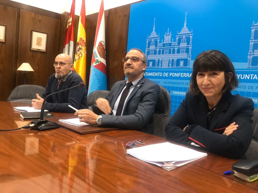 La concejala Mabel Fernández junto al alcalde y el concejal Pedro Fernández Robles 