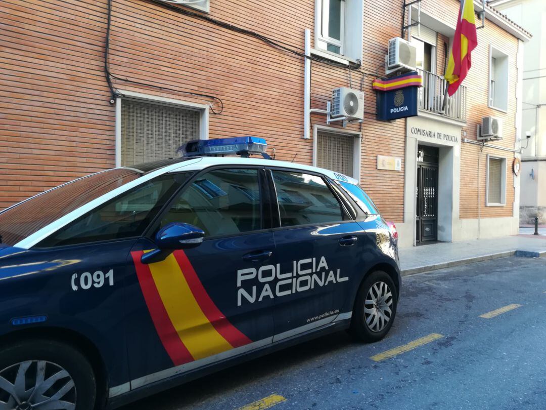 Agentes de la Brigada Judicial de la Comisaría de Policía Nacional de Alcoy han logrado recuperar el botín y localizar al presunto autor del robo.