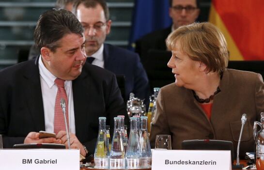 El vicecanciller Sigmar Gabriel (i) y la canciller Ángela Merkel (d) en un encuentro de primeros ministros en Berlín