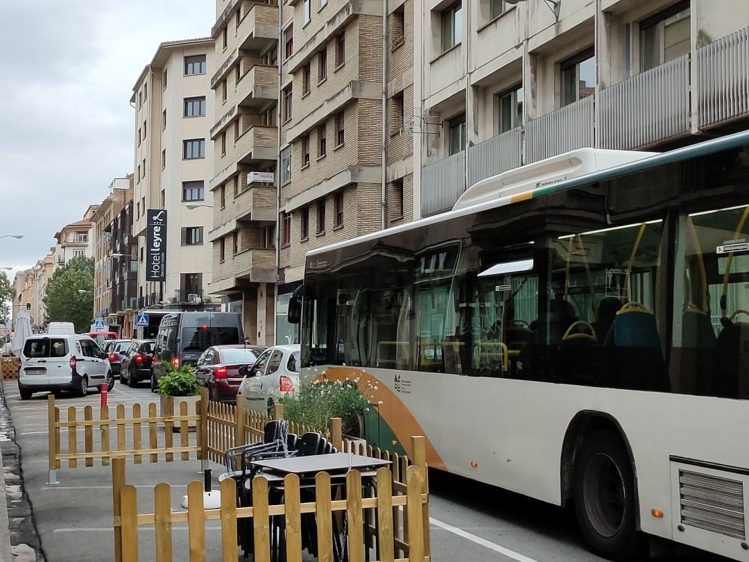 Imagen de una villavesa en la calle Amaya.