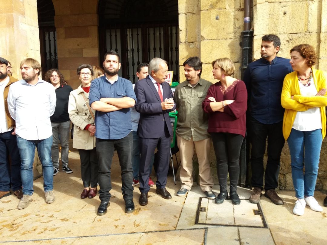 El concejal de Licencias de Oviedo, Nacho Fernández del Páramo, en el centro, entre el alcalde Wenceslao López, la portavoz de Somos y vicealcaldesa, Ana Taboada, durante la concentración de apoyo ante las amenazas recibidas.