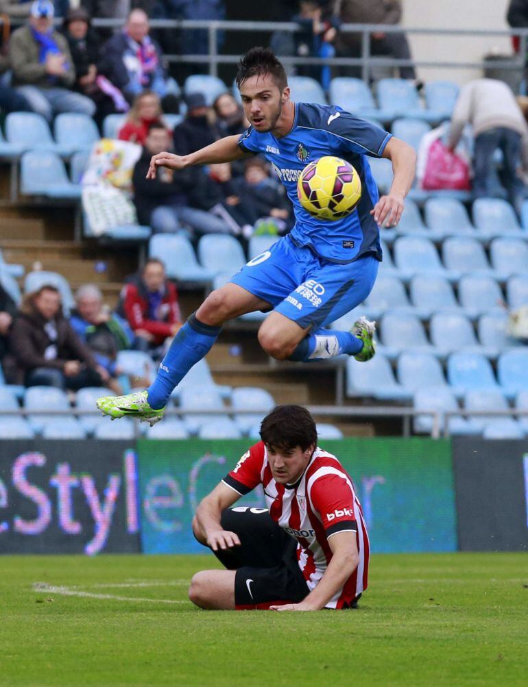 GRA217. GETAFE (MADRID), 29/11/2014.- El centrocampista del Getafe Pablo Sarabia controla el balón durante el partido ante el Athletic Club Mikel San José de la decimotercera jornada de liga en Primera División que se disputa esta tarde en el Coliseo Alfonso Pérez. EFE/Zipi