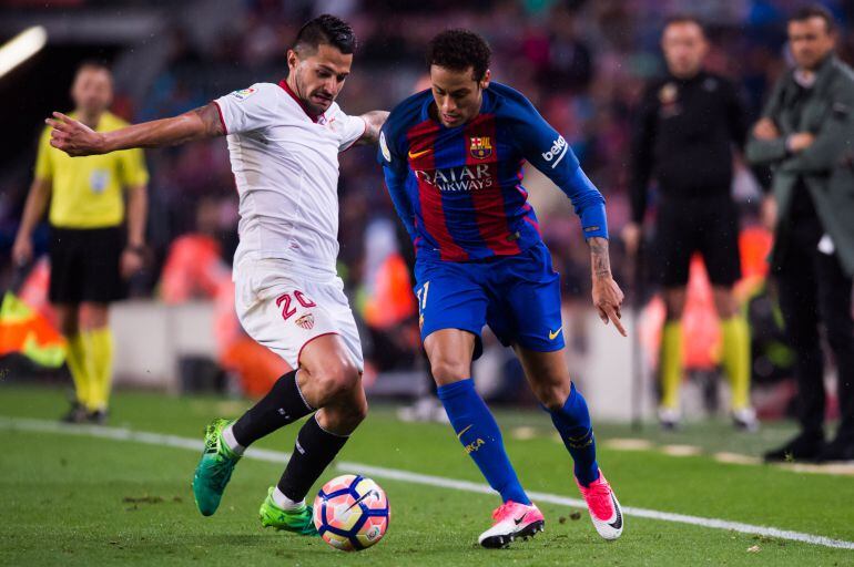 Vitolo pugna con Neymar por un balón