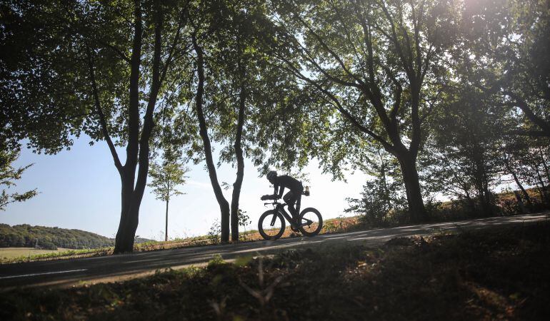 Un ciclista en carretera