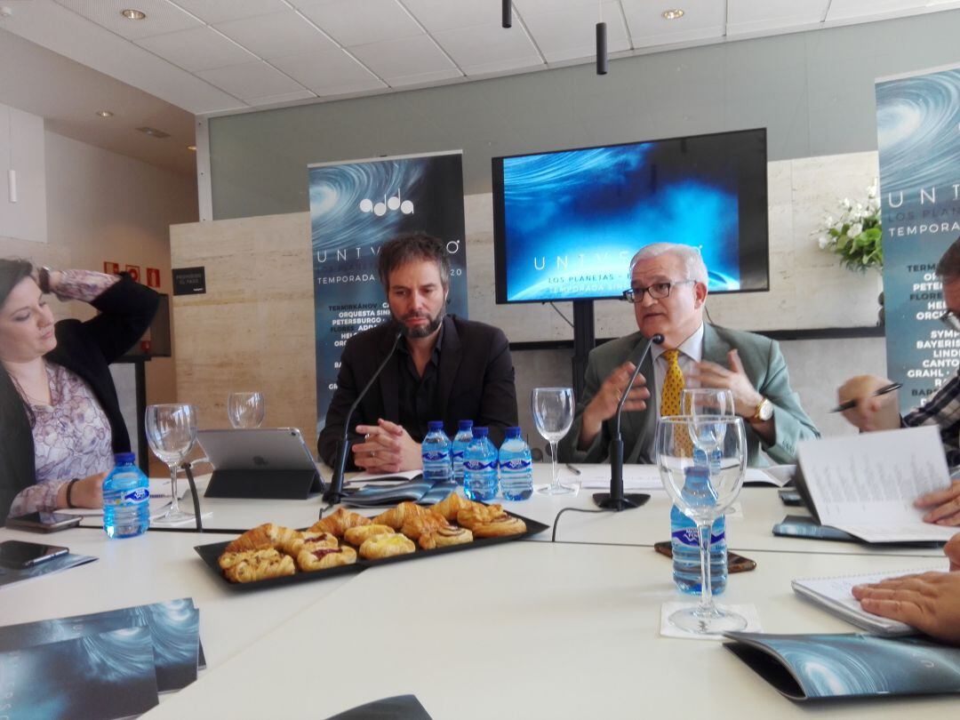 El director titular del ADDA, Josep Vicent (i), junto con el diputado de Cultura, César Augusto Asencio (d), en la presentación de la programación de la próxima temporada.