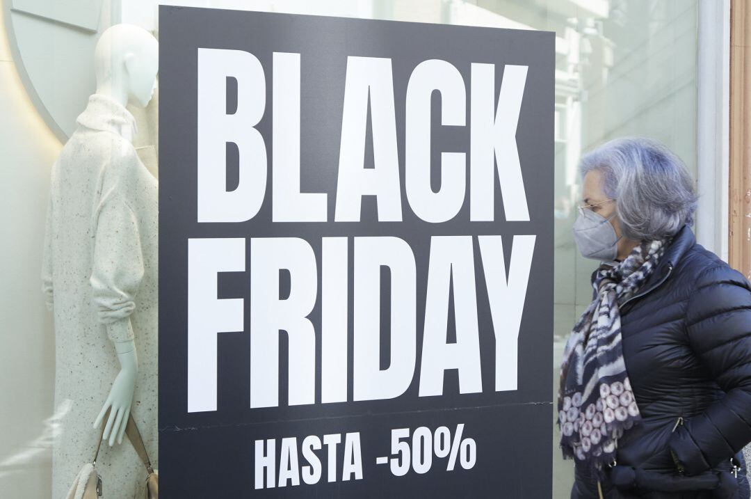 Comerciantes anuncian en sus escaparates los descuentos por comprar en la semana del Black Friday  a 23 de noviembre del 2021.