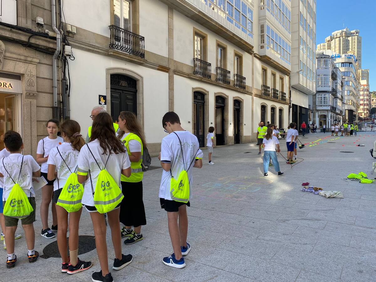Os alumnos do colexio Zalaeta toman a rúa Compostela para xogar e gozar sen coches