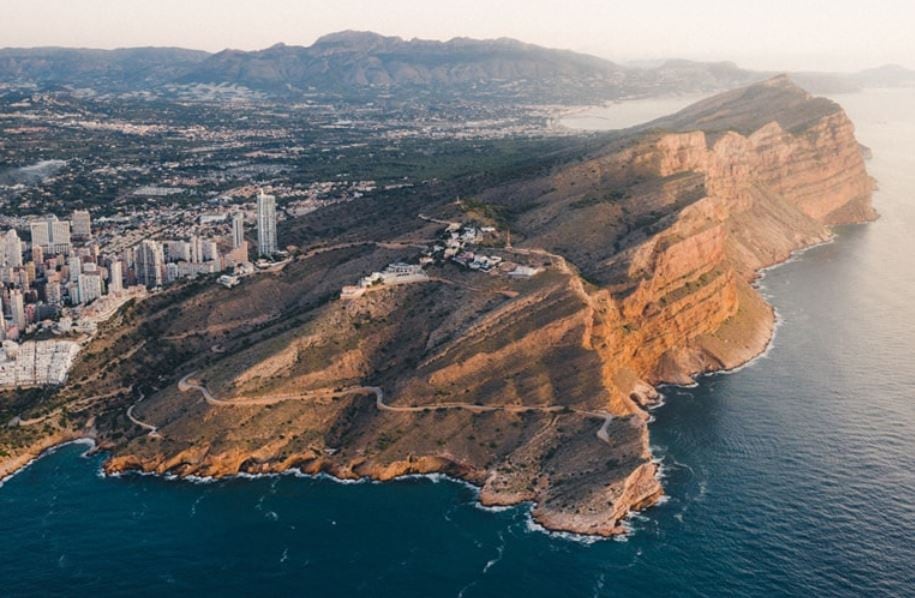 Vista de la Serra Gelada desde la bahía de Benidorm